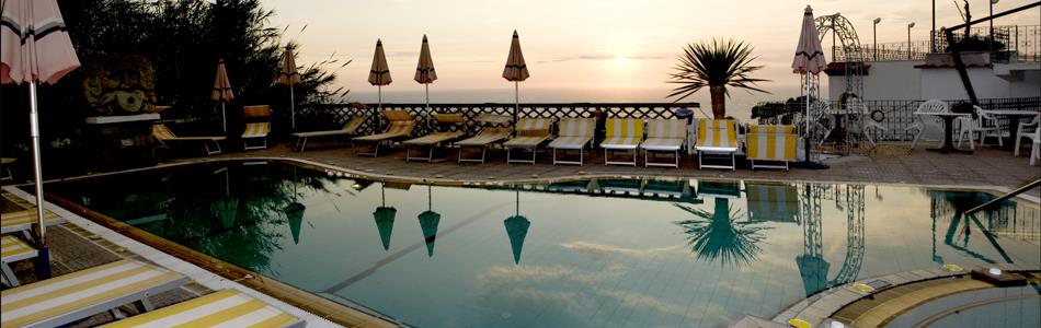 
      Forio. Hotel Residence Park La Rosa. Piscina
    